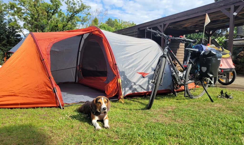 Bikepacking mit Kindern - Zelten im eigenen Garten ist eine gute Vorbereitung